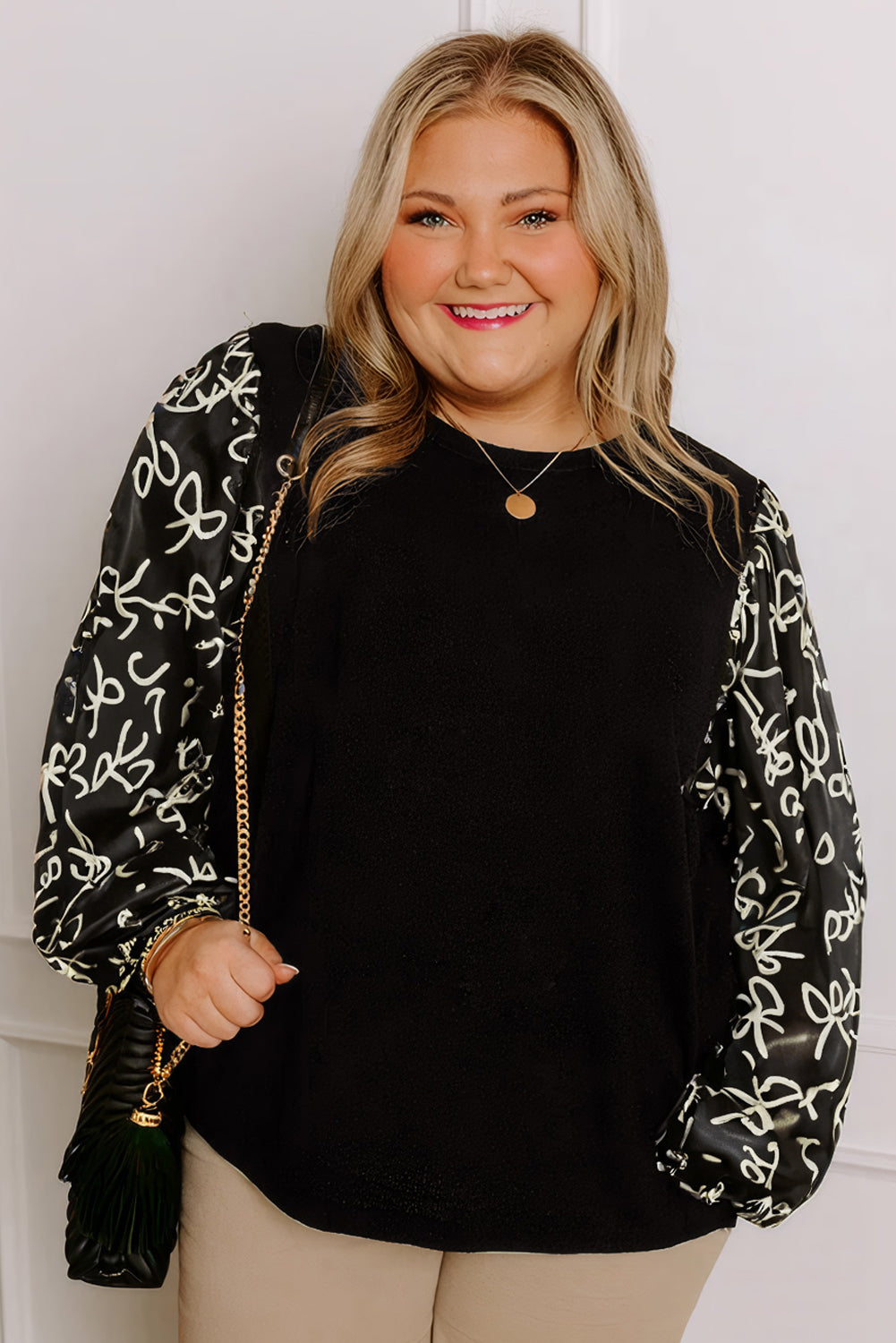 Blusa Donna Plus Size Nera con Stampa Fiocchi e Maniche Patchwork