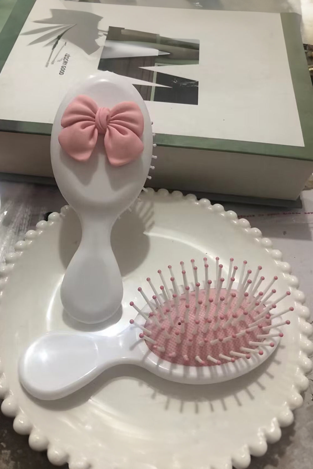 Pettine Massaggiante per Cuoio Capelluto Bianco con Fiocco