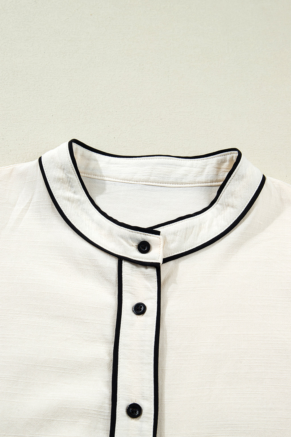 Camicia Donna Beige con Bottoni a Contrasto e Maniche a Sbuffo