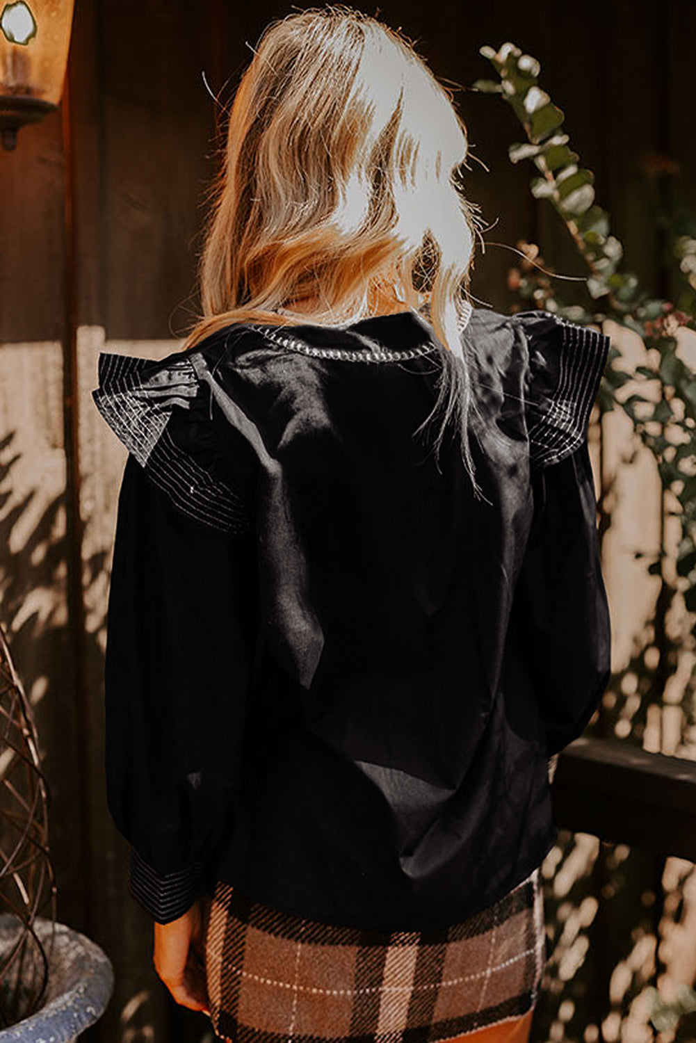 Blusa Donna Nera con Cuciture a Contrasto, Scollo a V, Ruche e Maniche Lunghe