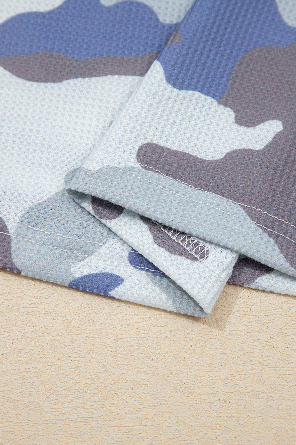 T-shirt Donna Plus Size Grigia con Stampa Camouflage e Texture