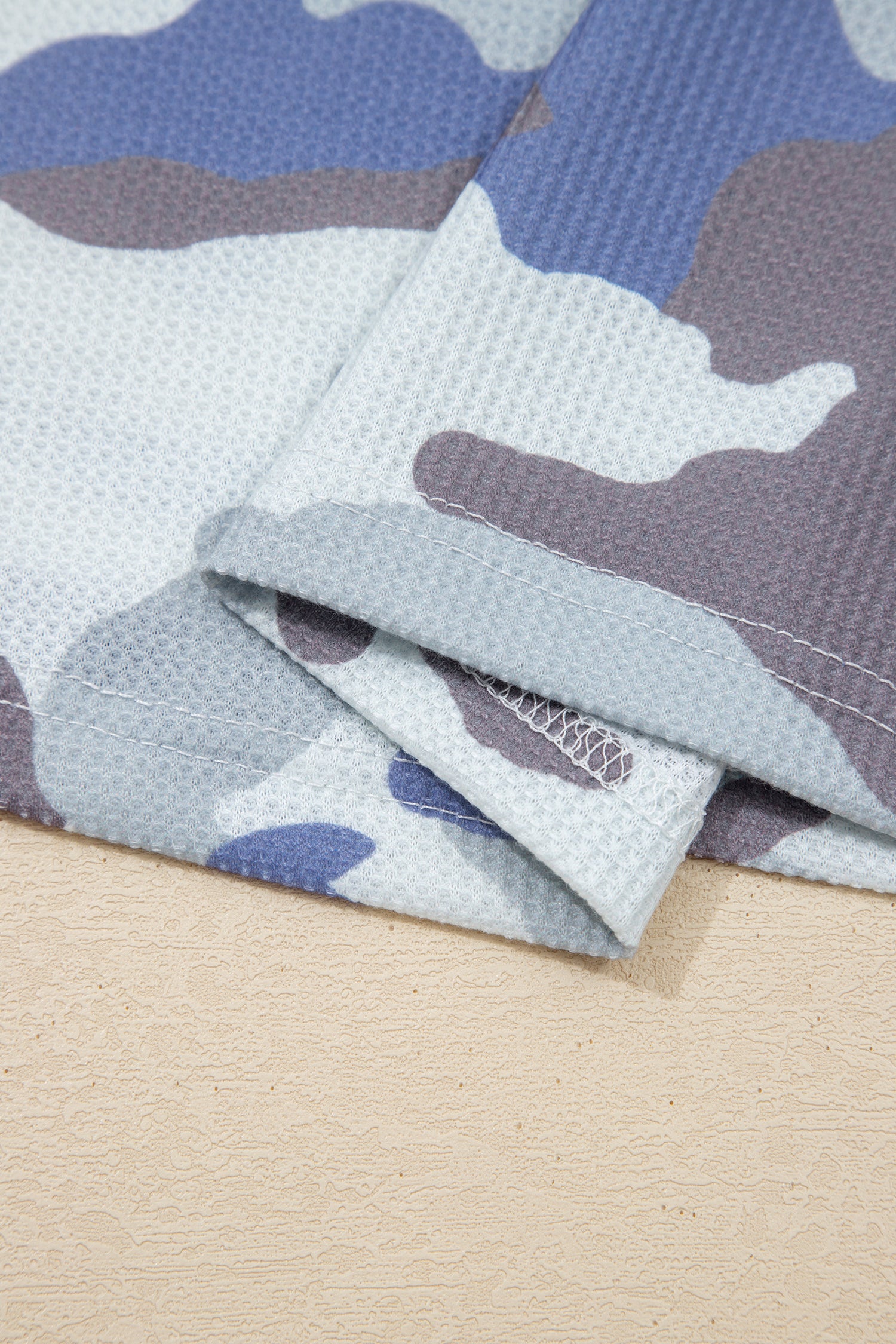 T-shirt Donna Plus Size Grigia con Stampa Camouflage e Texture