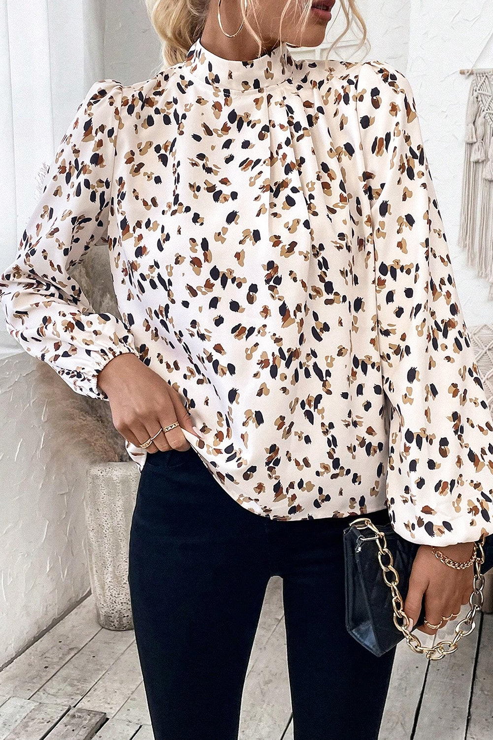 Blusa Donna Bianca con Stampa Leopardata, Maniche a Palloncino e Collo Alto