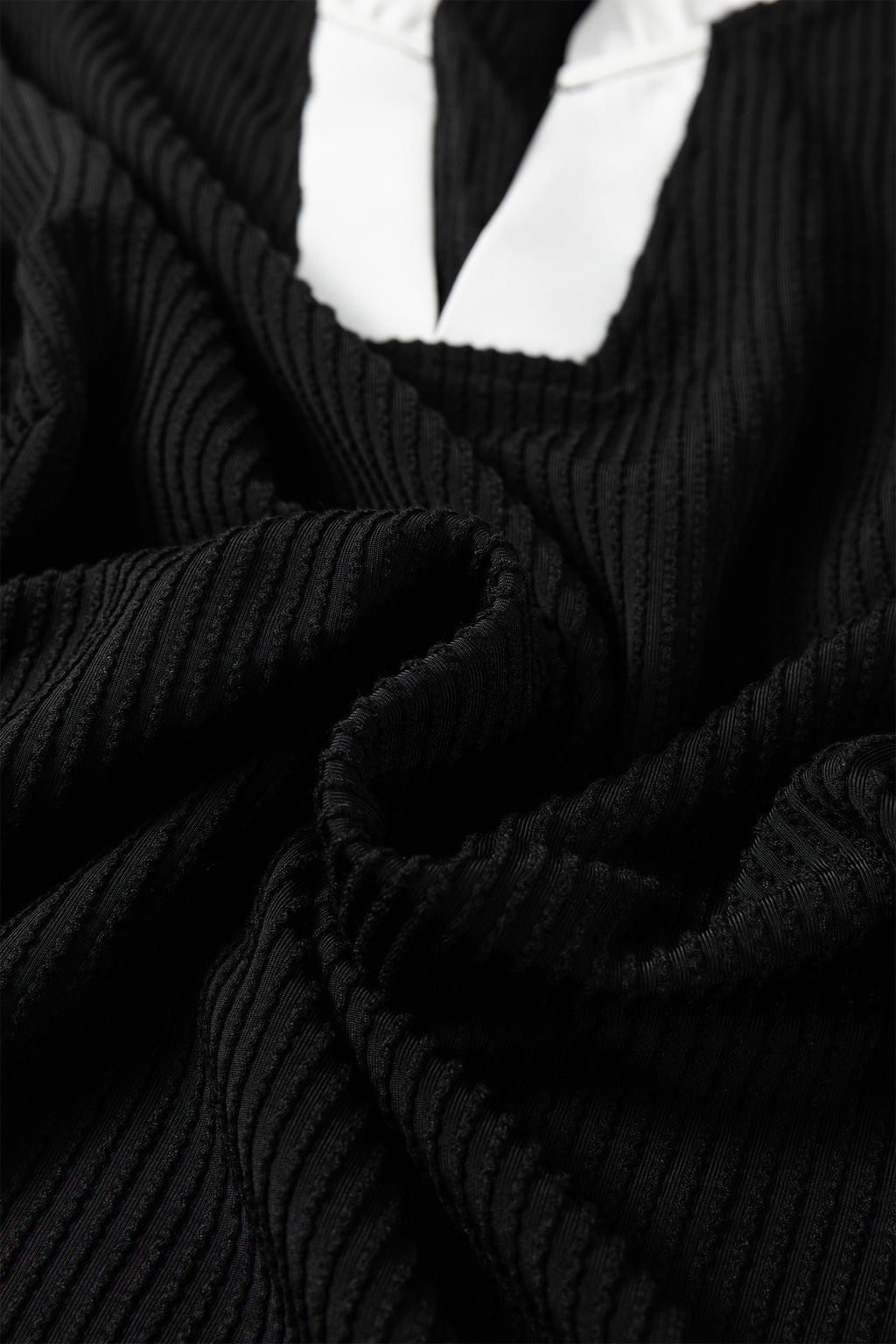 Blusa Donna Plus Size Nera con Scollo a Volant, Ruche e Maniche Corte a Costine