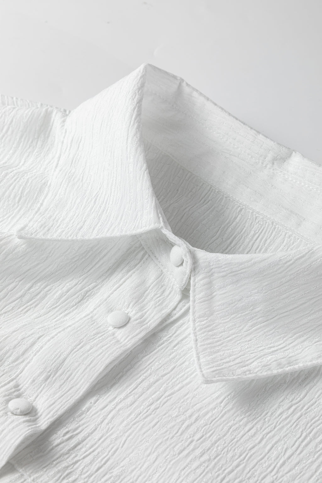 Camicia Donna Bianca Ampia con Texture Arricciata, Maniche a Lanterna e Bottoni
