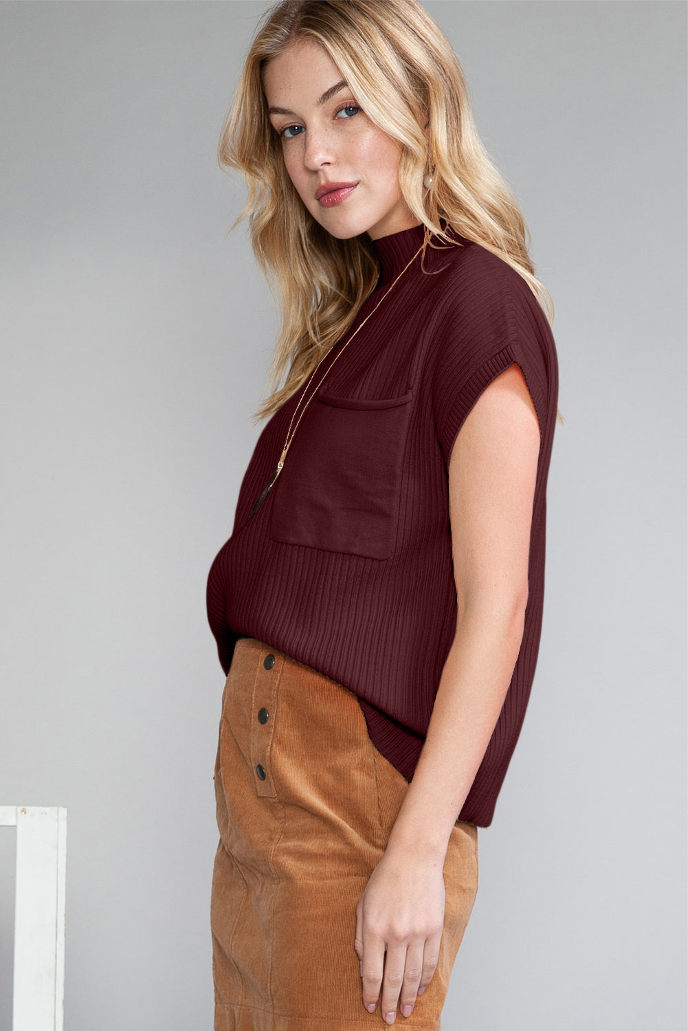 Maglione Donna Rosso Minerale a Costine con Tasche a Toppa e Maniche Corte