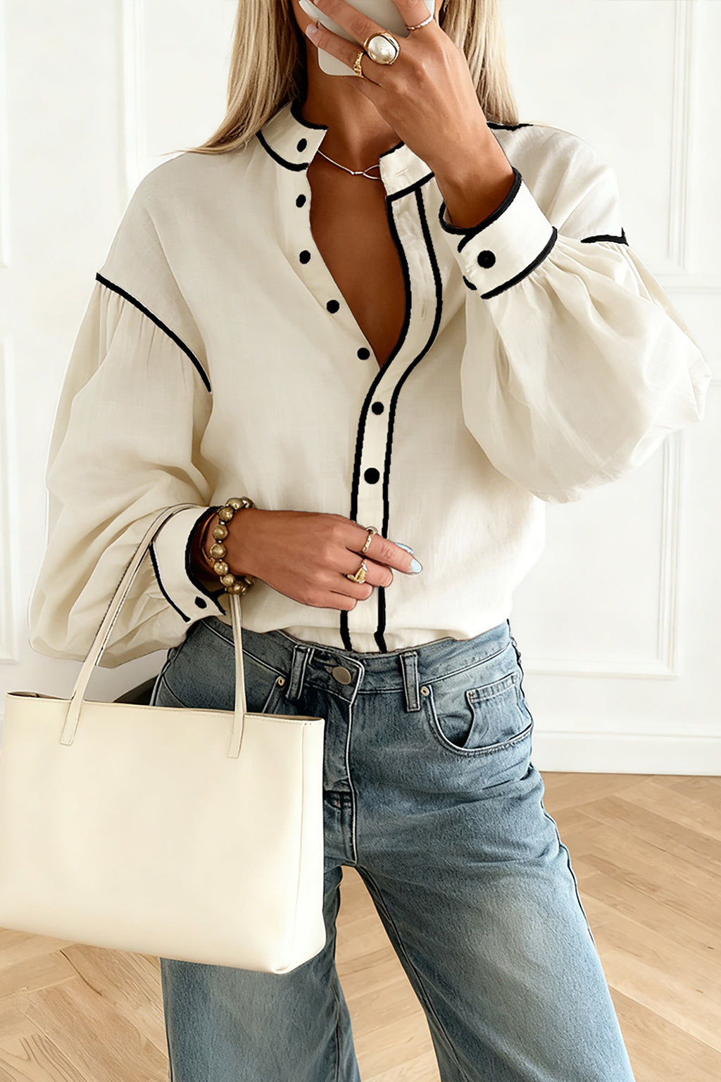 Camicia Donna Beige con Bottoni a Contrasto e Maniche a Sbuffo