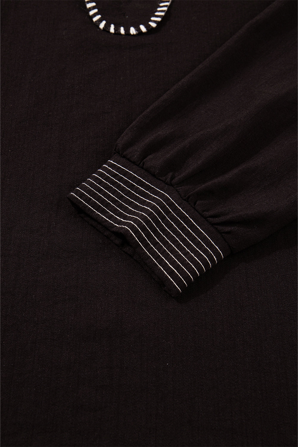 Blusa Donna Nera con Cuciture a Contrasto, Scollo a V, Ruche e Maniche Lunghe