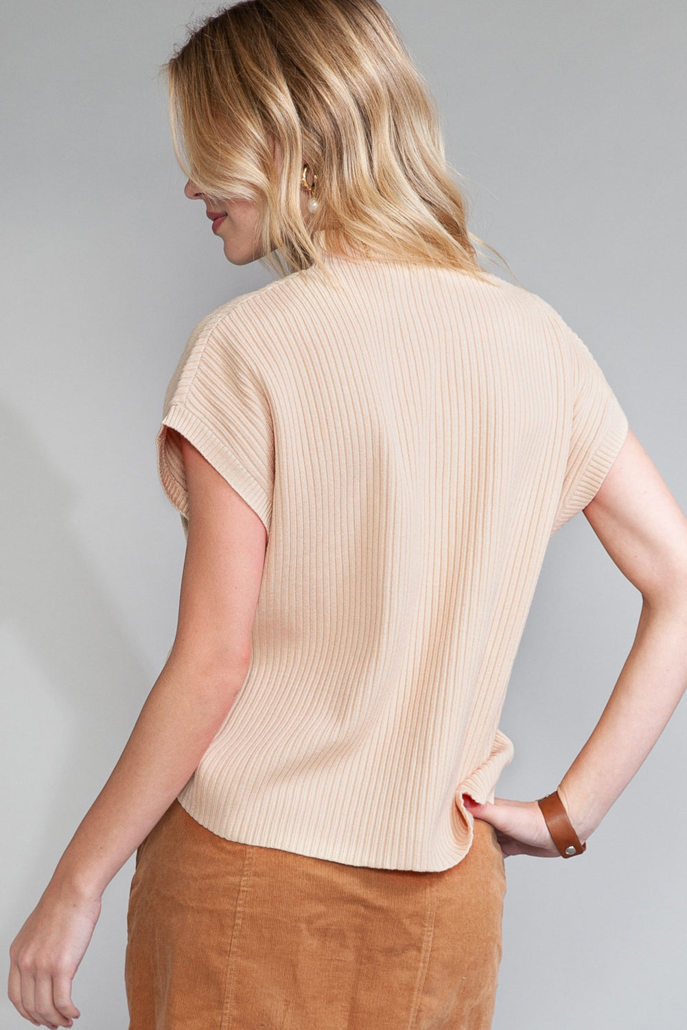 Maglione Donna Beige a Costine con Tasche a Toppa e Maniche Corte