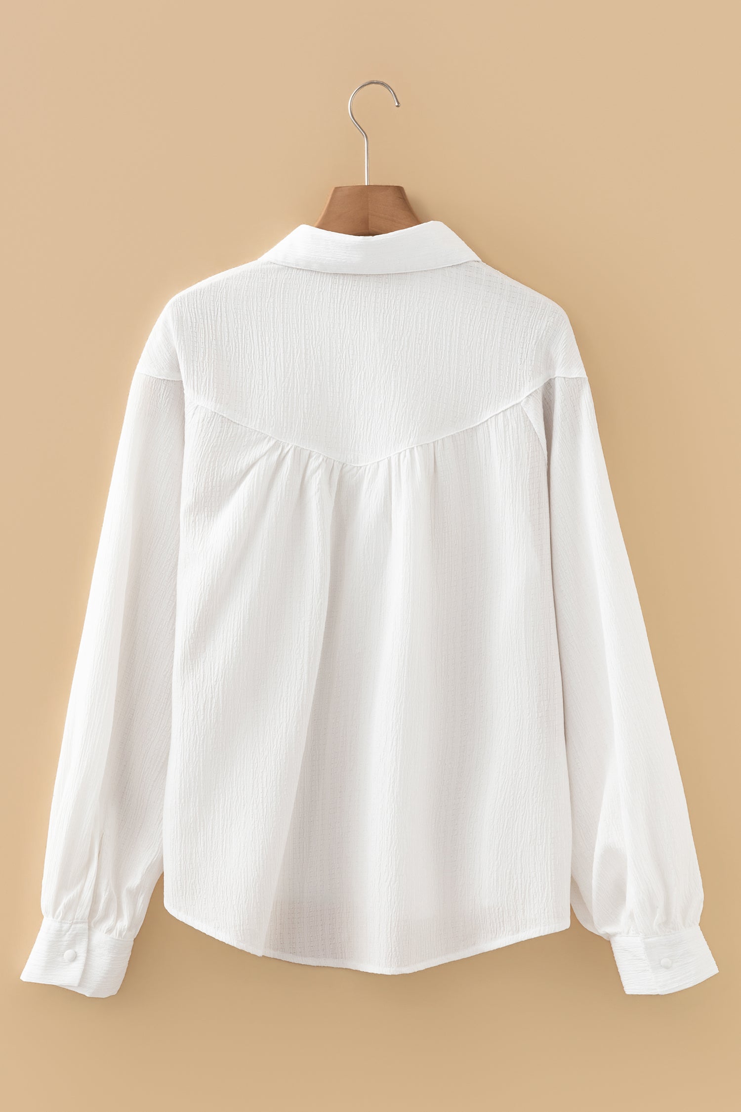 Camicia Donna Bianca Ampia con Texture Arricciata, Maniche a Lanterna e Bottoni