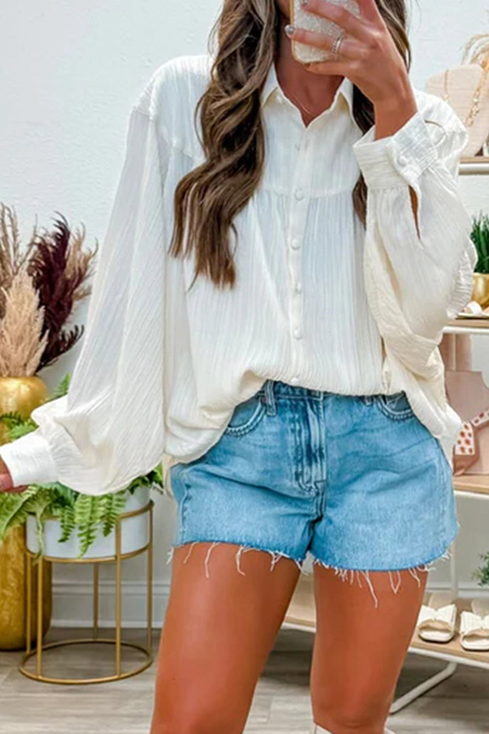 Camicia Donna Bianca Ampia con Texture Arricciata, Maniche a Lanterna e Bottoni