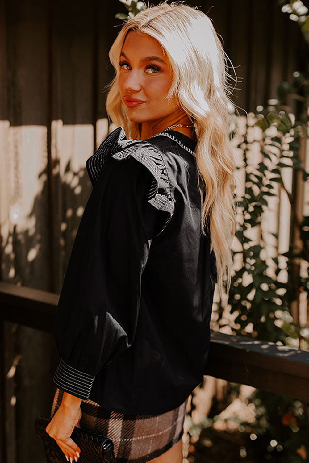 Blusa Donna Nera con Cuciture a Contrasto, Scollo a V, Ruche e Maniche Lunghe