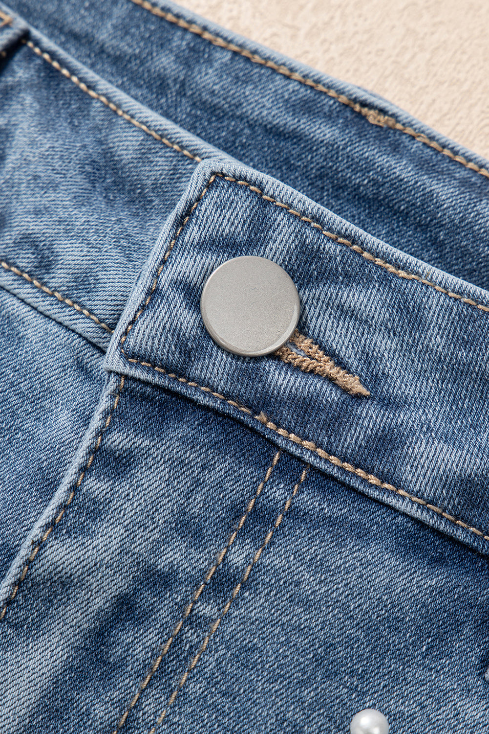 Shorts di Jeans Donna Blu con Perle, Orlo Grezzo e Lavaggio Medio