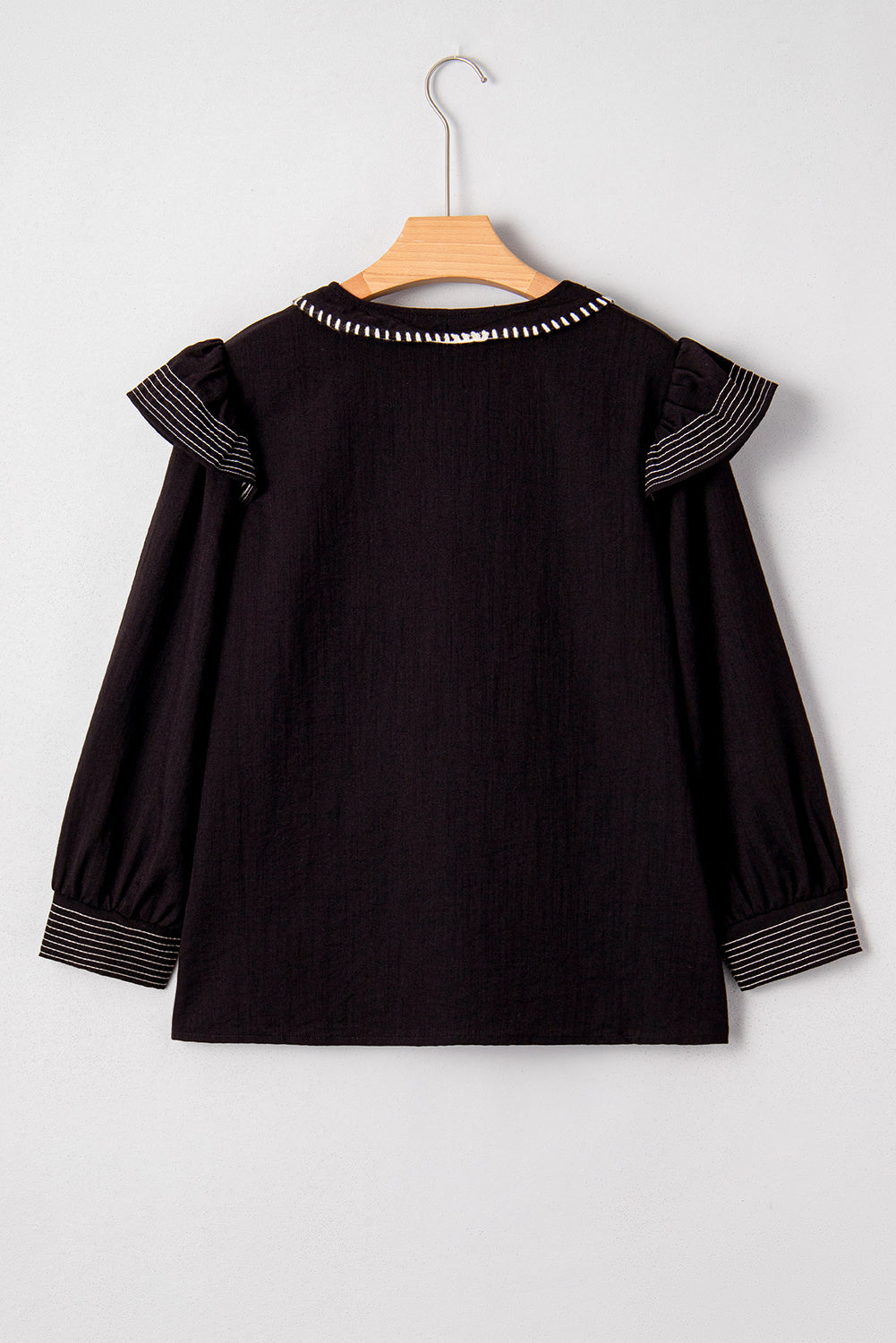 Blusa Donna Nera con Cuciture a Contrasto, Scollo a V, Ruche e Maniche Lunghe