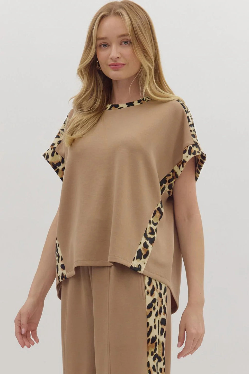 T-Shirt Donna Beige Chiaro Ampia con Bordo Leopardato