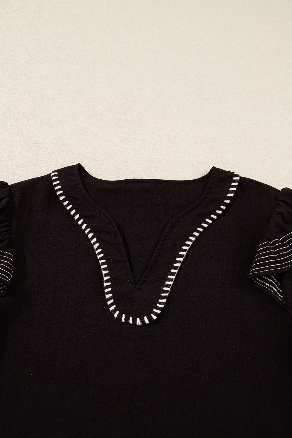 Blusa Donna Nera con Cuciture a Contrasto, Scollo a V, Ruche e Maniche Lunghe
