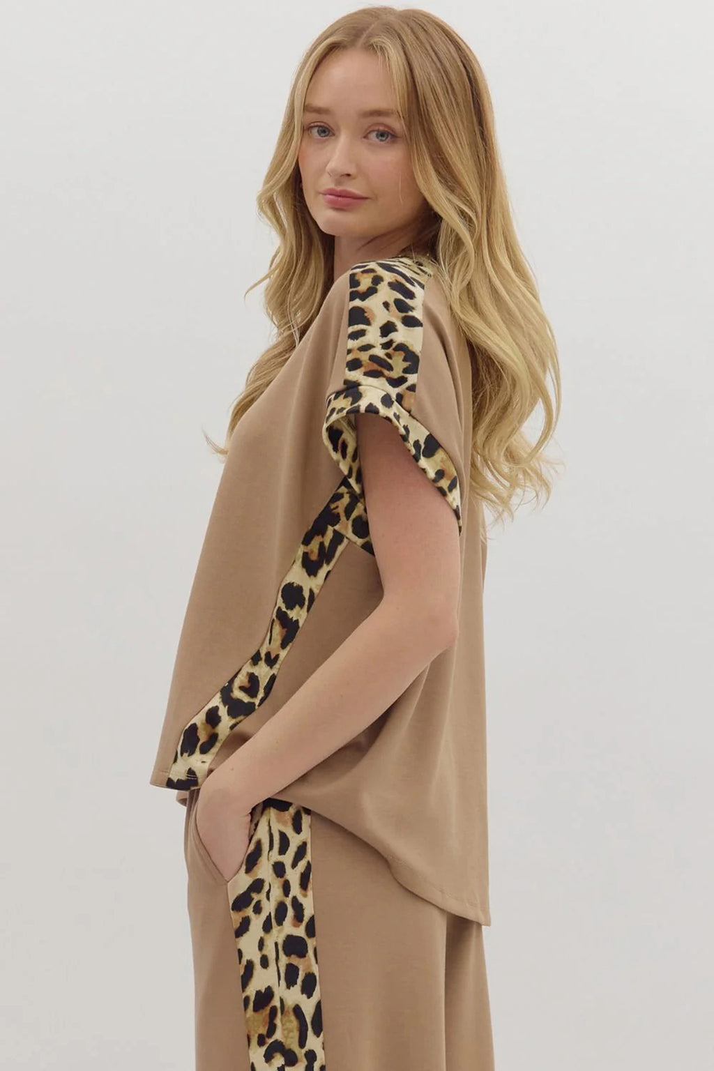 T-Shirt Donna Beige Chiaro Ampia con Bordo Leopardato