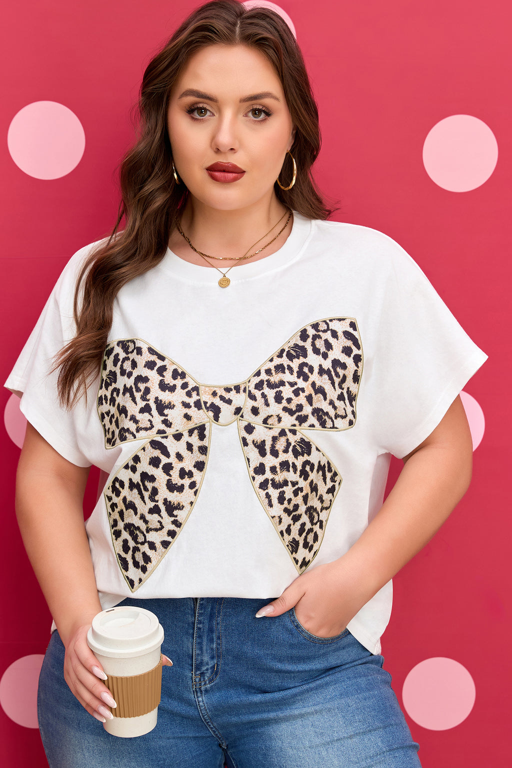 T-shirt Donna Plus Size Bianca con Patch Ricamata Leopardata e Fiocco