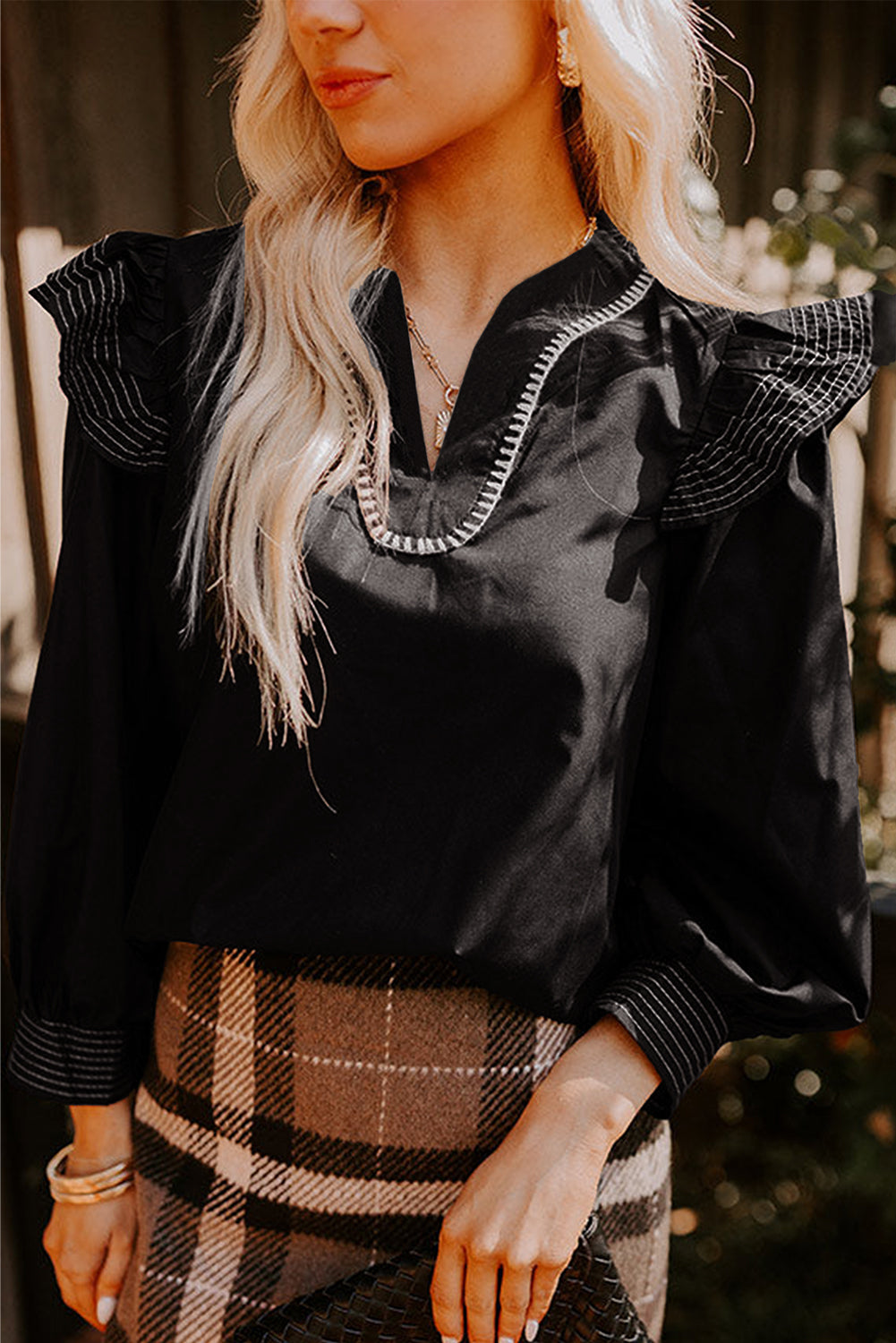 Blusa Donna Nera con Cuciture a Contrasto, Scollo a V, Ruche e Maniche Lunghe