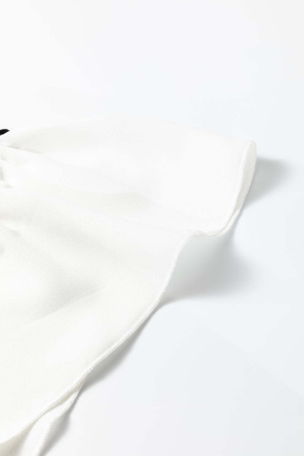 Blusa Donna Plus Size Nera con Scollo a Volant, Ruche e Maniche Corte a Costine