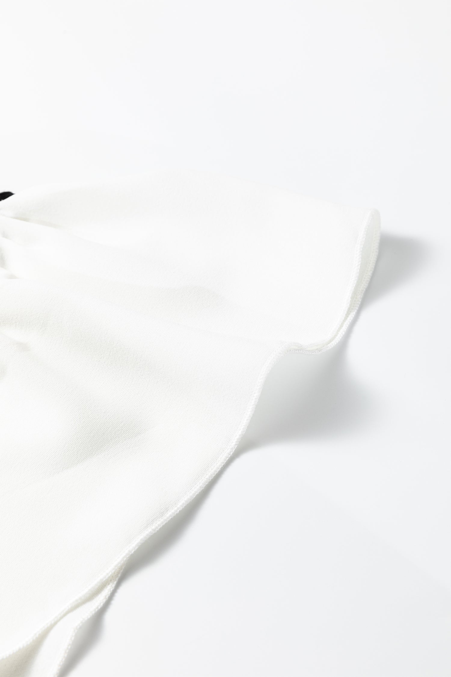 Blusa Donna Plus Size Nera con Scollo a Volant, Ruche e Maniche Corte a Costine
