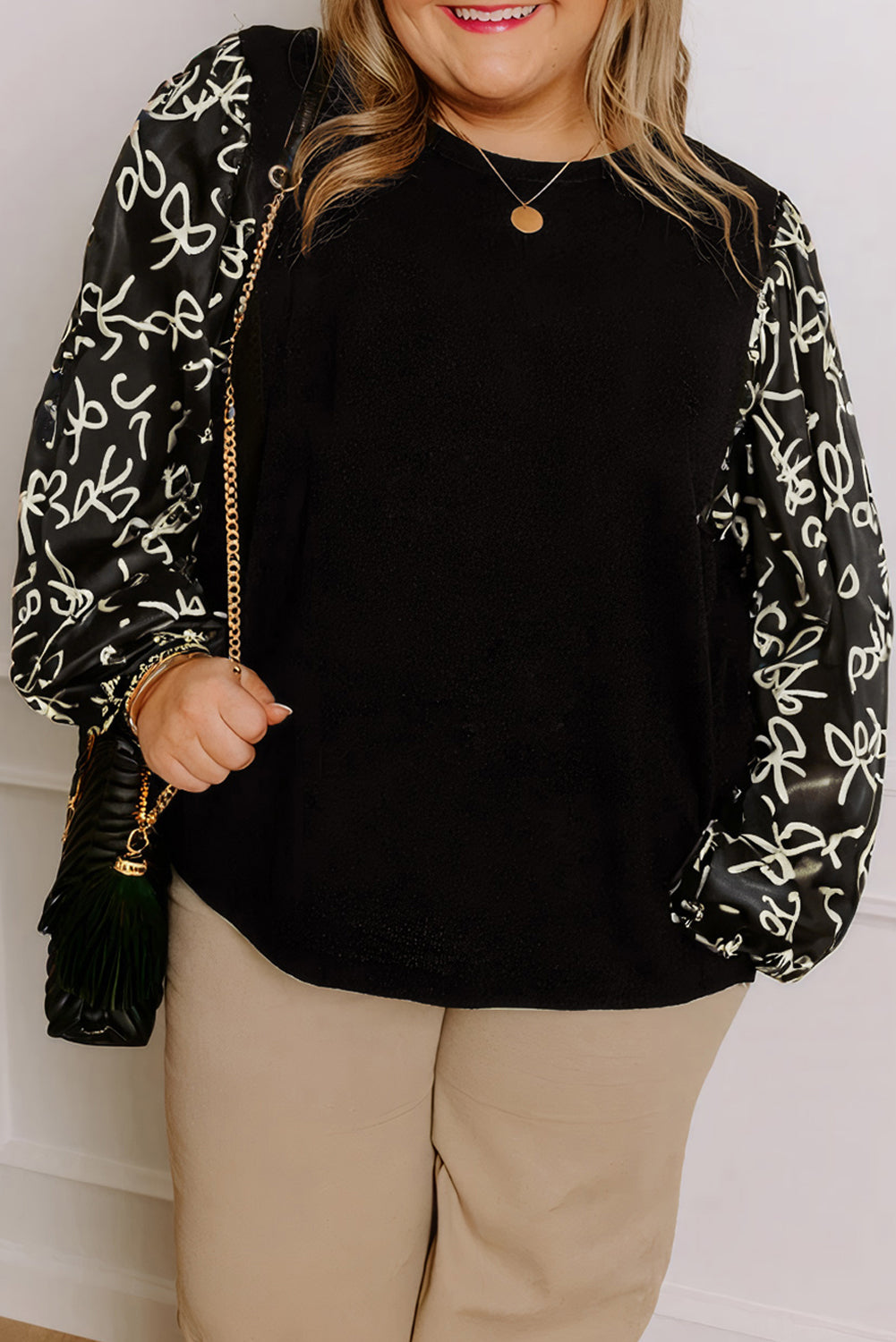 Blusa Donna Plus Size Nera con Stampa Fiocchi e Maniche Patchwork
