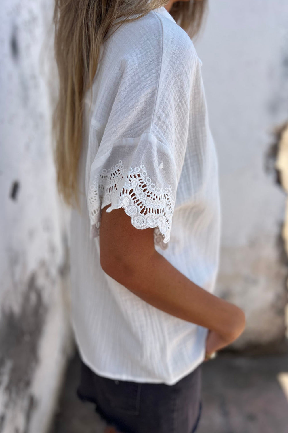 Blusa Donna Bianca con Colletto Scollo a V Maniche in Pizzo Arricciato