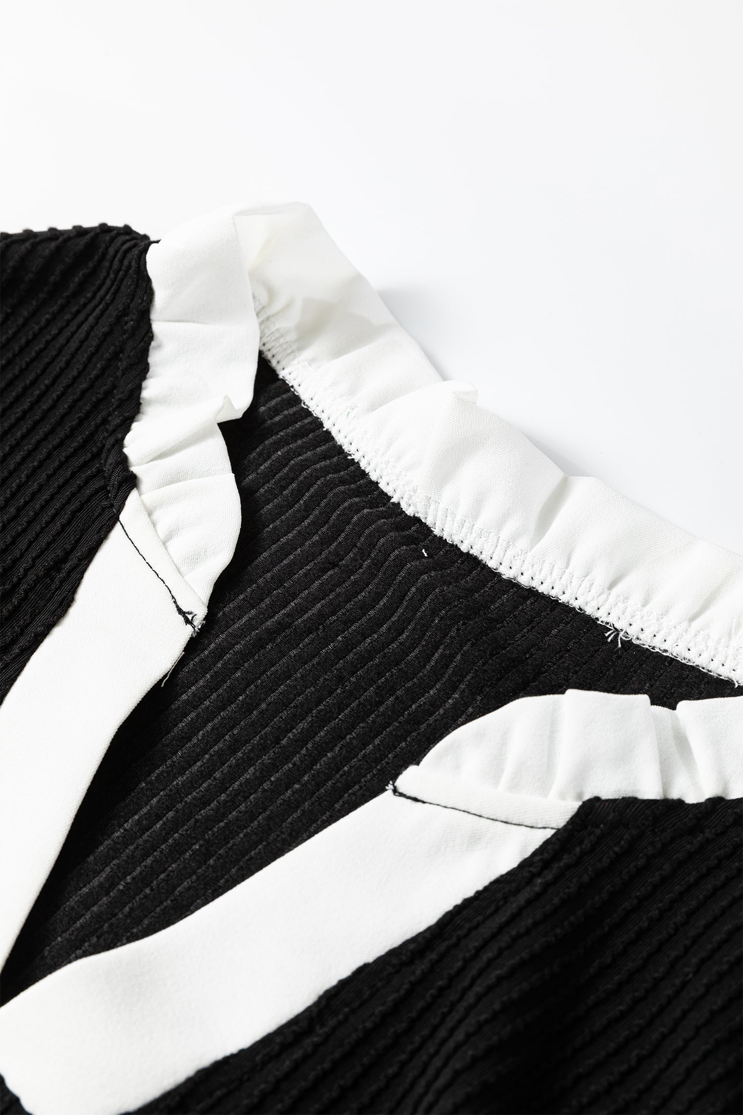 Blusa Donna Plus Size Nera con Scollo a Volant, Ruche e Maniche Corte a Costine