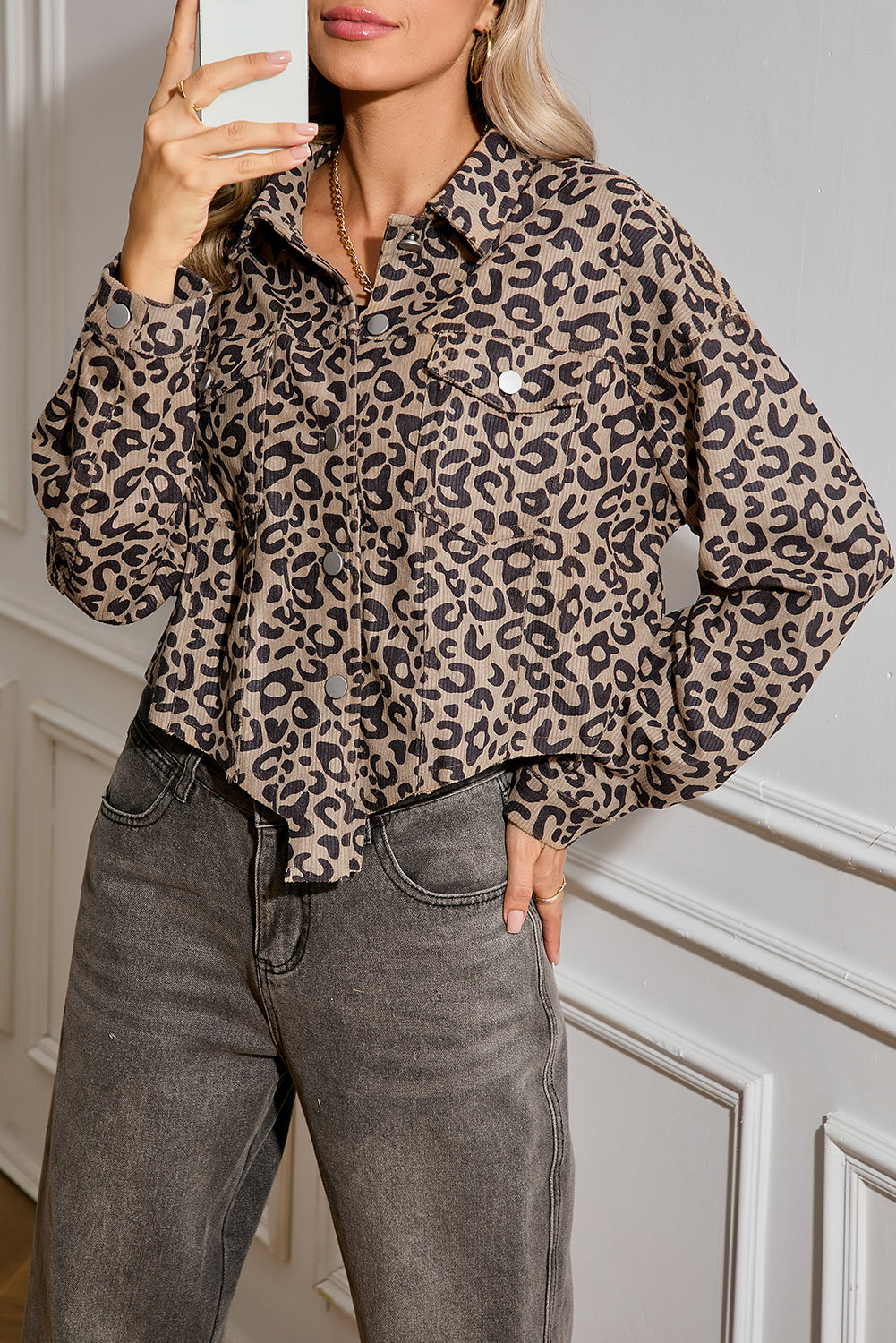 Giacca Donna Kaki Scuro Corta con Stampa Leopardata e Orlo Grezzo
