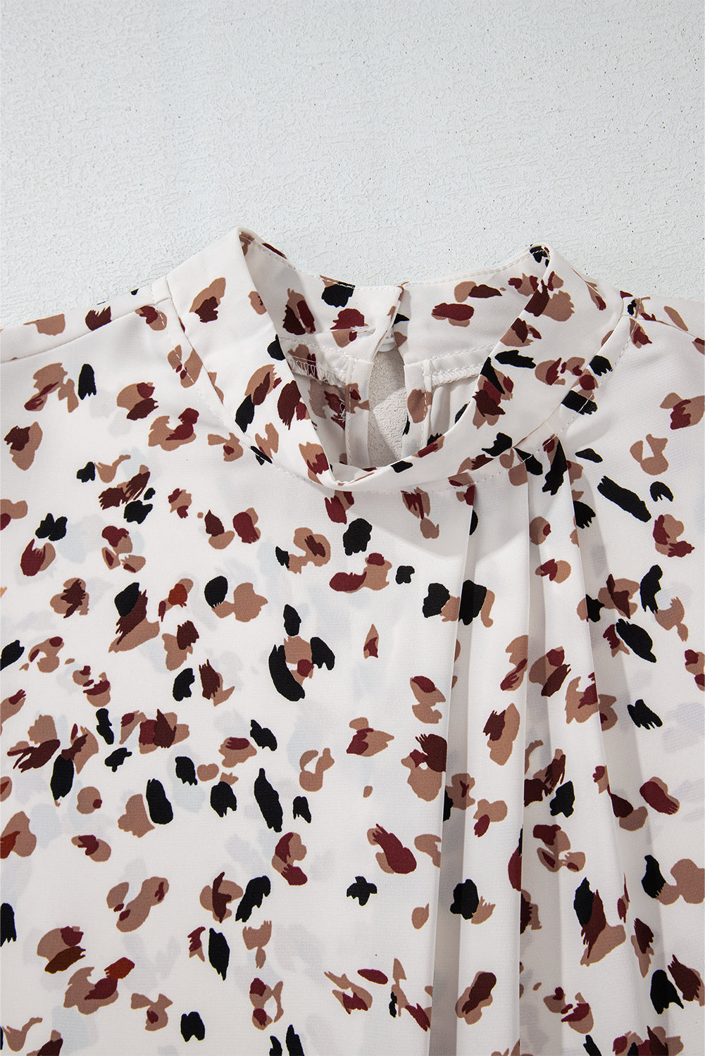 Blusa Donna Bianca con Stampa Leopardata, Maniche a Palloncino e Collo Alto