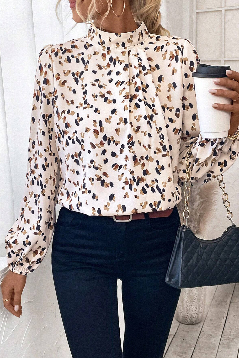 Blusa Donna Bianca con Stampa Leopardata, Maniche a Palloncino e Collo Alto