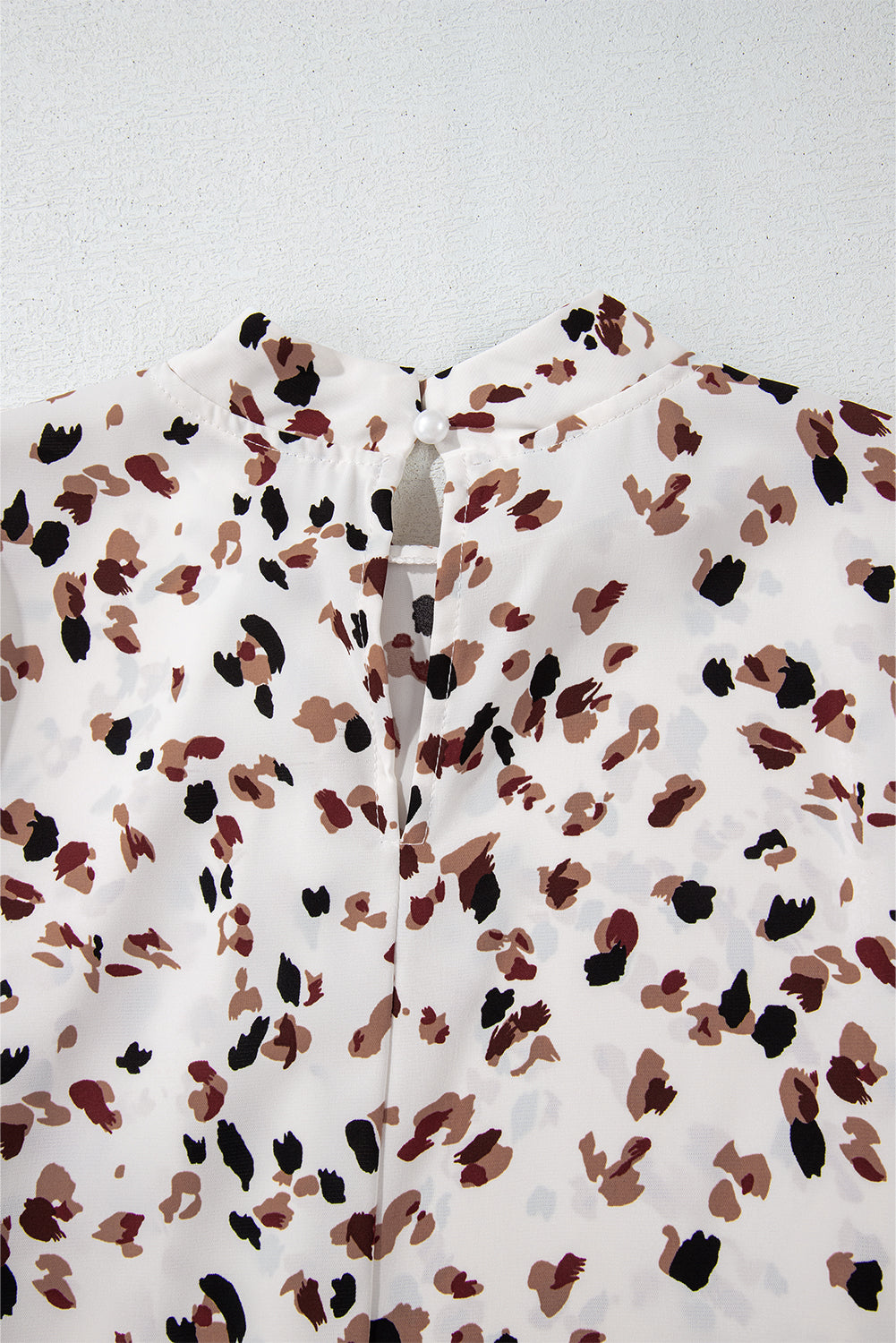 Blusa Donna Bianca con Stampa Leopardata, Maniche a Palloncino e Collo Alto