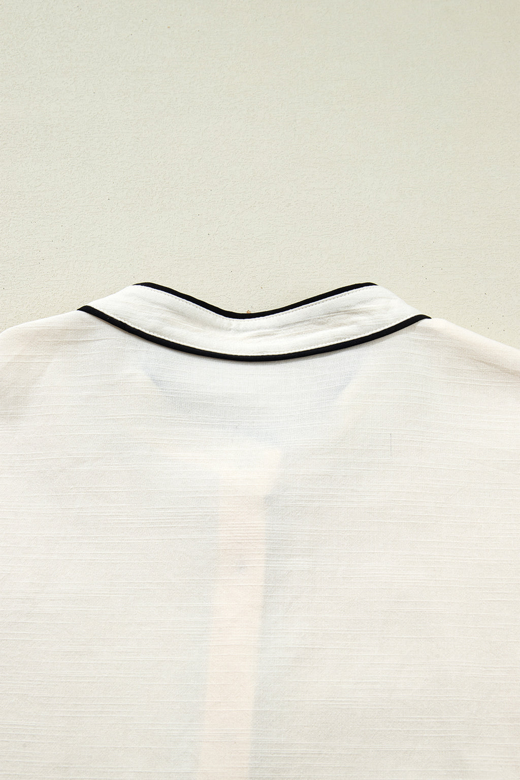 Camicia Donna Beige con Bottoni a Contrasto e Maniche a Sbuffo